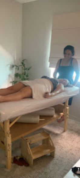 Profissional aplicando técnicas de massoterapia