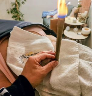 Profissional aplicando técnicas especializadas de massoterapia